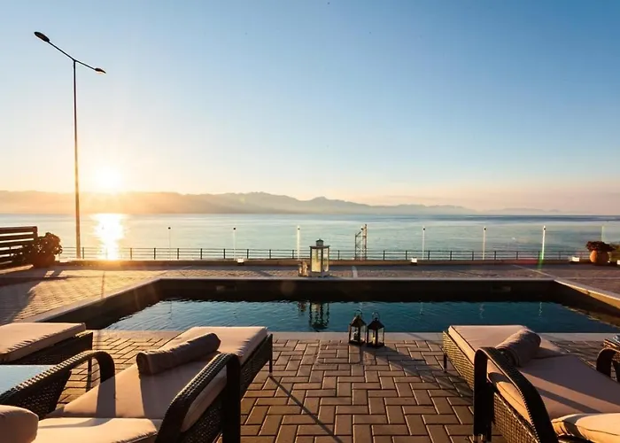 Seaside Summer Bliss - Aurora Luxury Pool Paradise